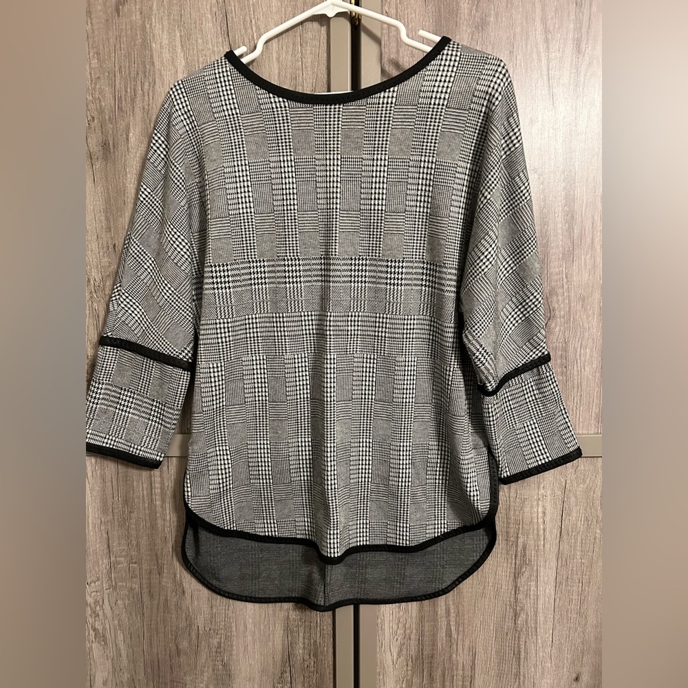 Ladies Max Studio 3 quarter sleeve top with black faux leather trim, Size M